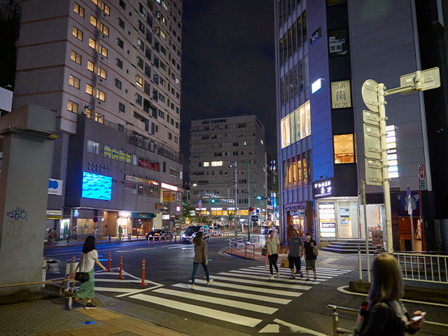 大通りの横断歩道