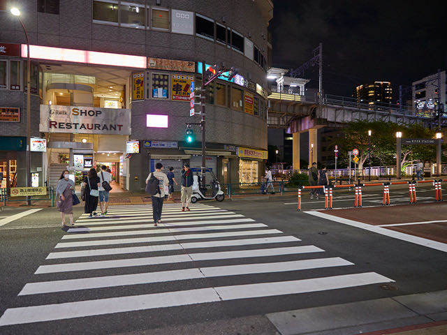 ファミリーマート前の横断歩道