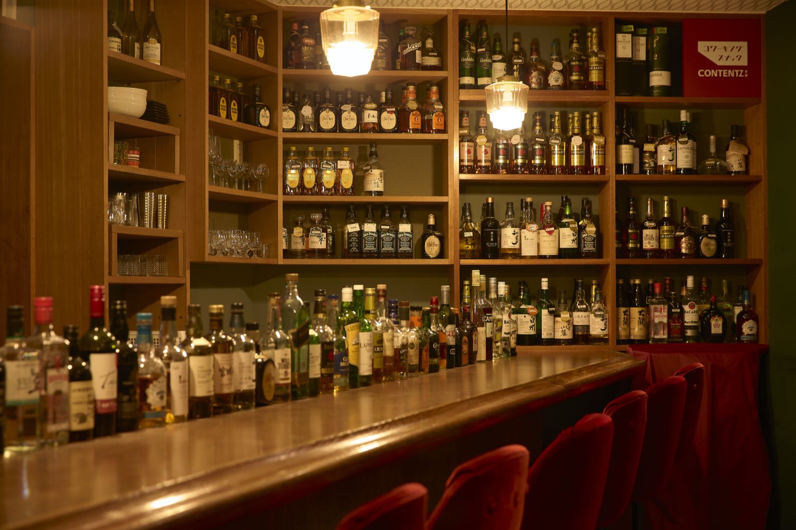 ボトル棚とカウンター